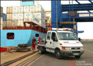 Bild zu einer Presseinformation: Festmacher-Fahrzeug im Hafen Hamburg